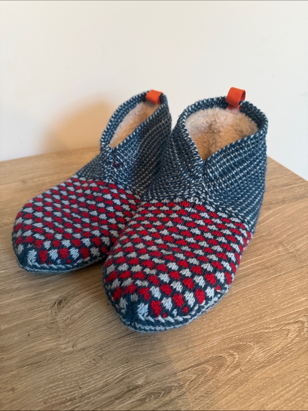 Bombas Adult Cozy Knit Slipper Boots in Navy and Red - Size Small